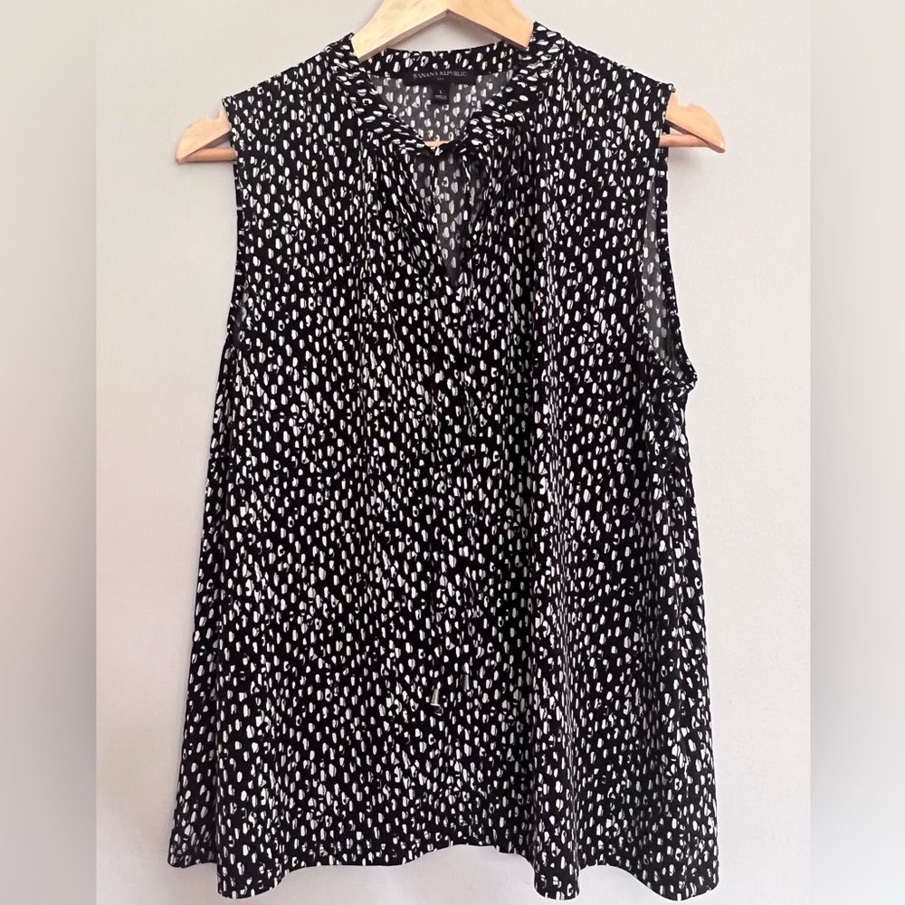 Banana Republic Factory sleeveless black top with grey and white pattern. Size L